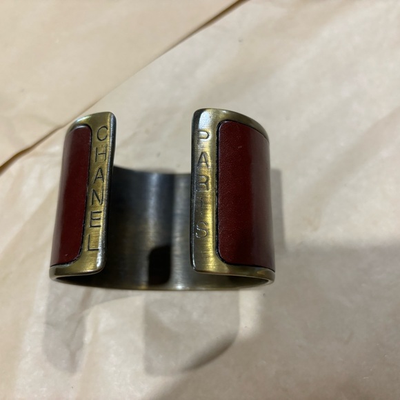 Chanel metal cuff bracelet with leather inlay, beautiful authentic - Picture 10 of 11